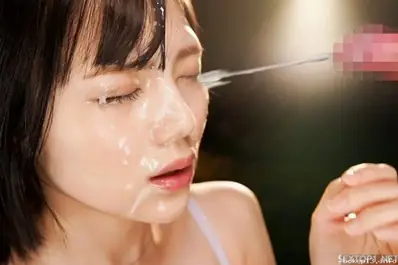 Ejakulasi di muka model nakal haus sperma