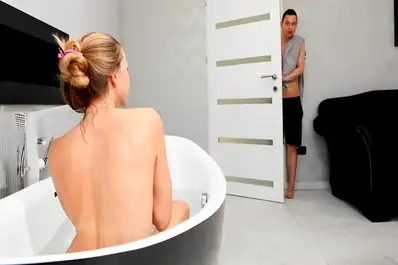 Kakak Nakal Genjot Adik Basah Kuyup di Kamar Mandi