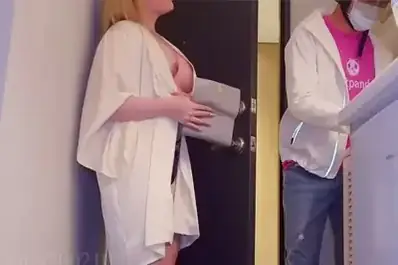 Kurir Mujur Dirayu Nyonya Rumah Cantik Ngentot Liar