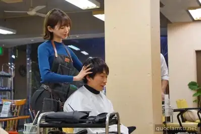 Salon rambut khusus milik pemilik yang cantik, siapa pun yang datang pasti ingin kembali.