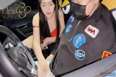 Teman wanita saya yang nakal sengaja membasahi celananya untuk mencari alasan bermain dengan temannya.